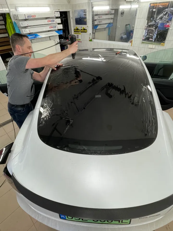 Montaż folii na szybie - realizacja Auto-Hit