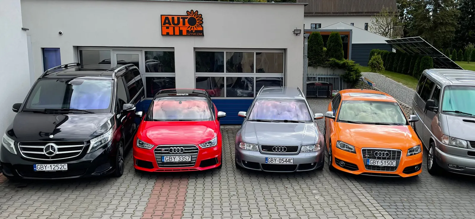 Auta z przyciemnionymi szybami przed warsztatem Auto-Hit w Bytowie